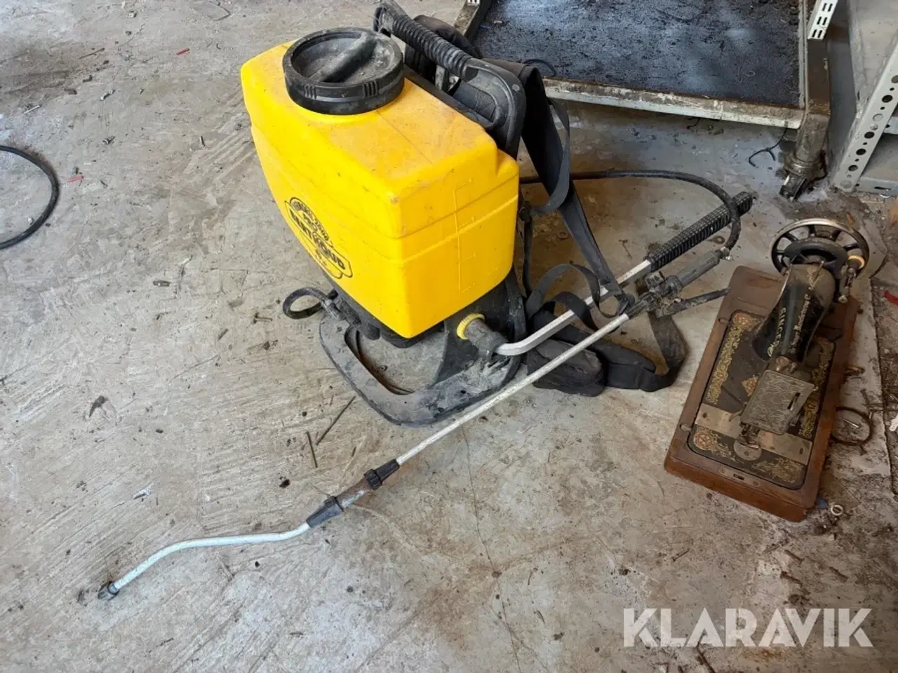 Billede 5 - Marksprøjte og symaskine