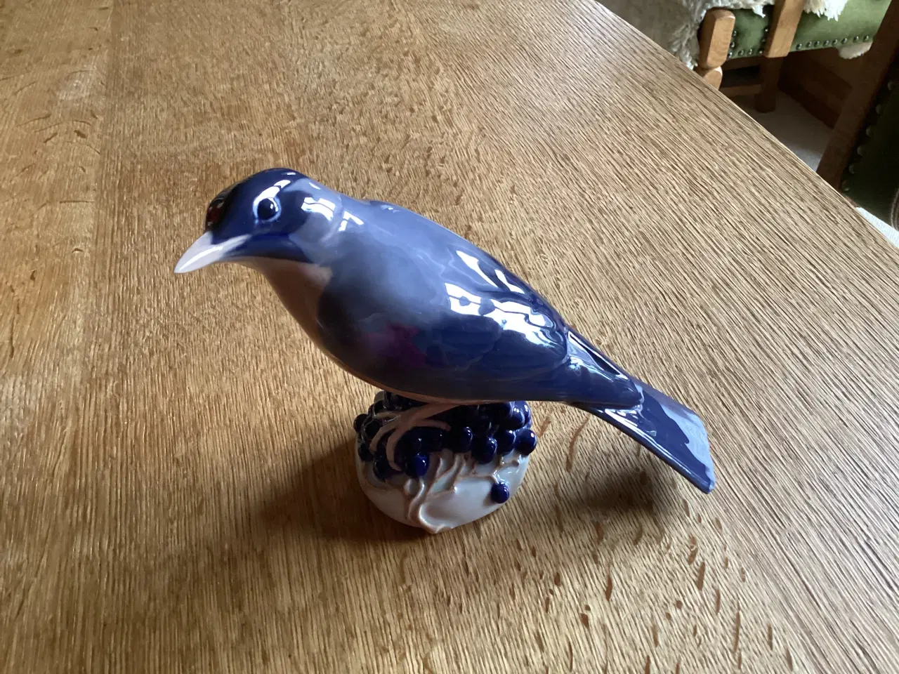 Billede 2 - Kgl Drossel Fugl siddende på blå Bær