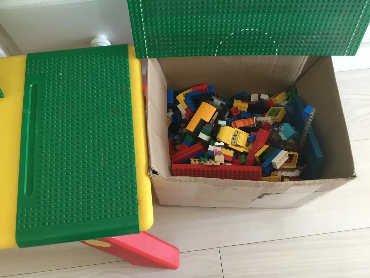 Billede 2 - Lego: bord og 3 kilo blandet klodser mm.