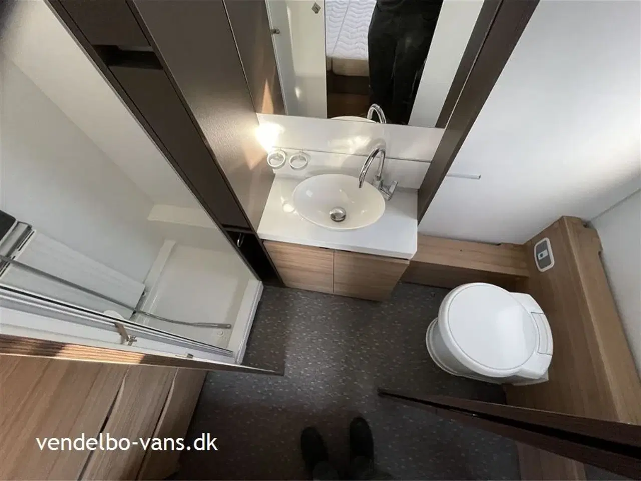 Billede 8 - 2016 - Adria Alpina 903 HT   ALDE varmesystem - Endekøkken og Ende toilet