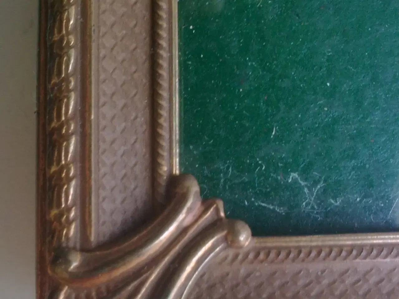 Billede 13 - Granathylster vase med nittet fod