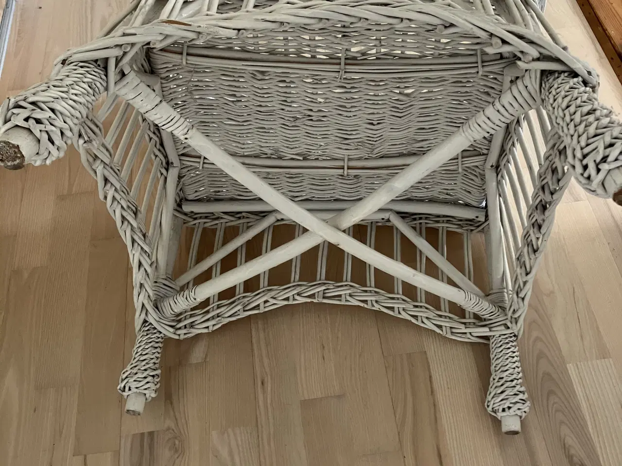 Billede 5 - Hvid kurvestol i god stand