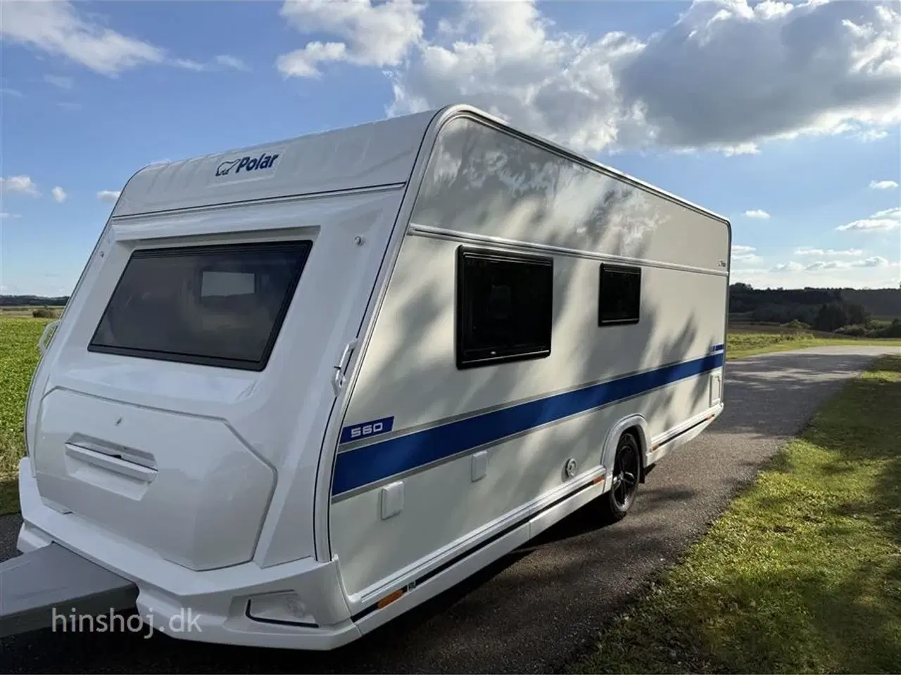 Billede 19 - 2026 - Polar Blueline 560 FD   Polar Blueline med fransk dobbeltseng og rundsiddegruppe fra Hinshøj Caravan