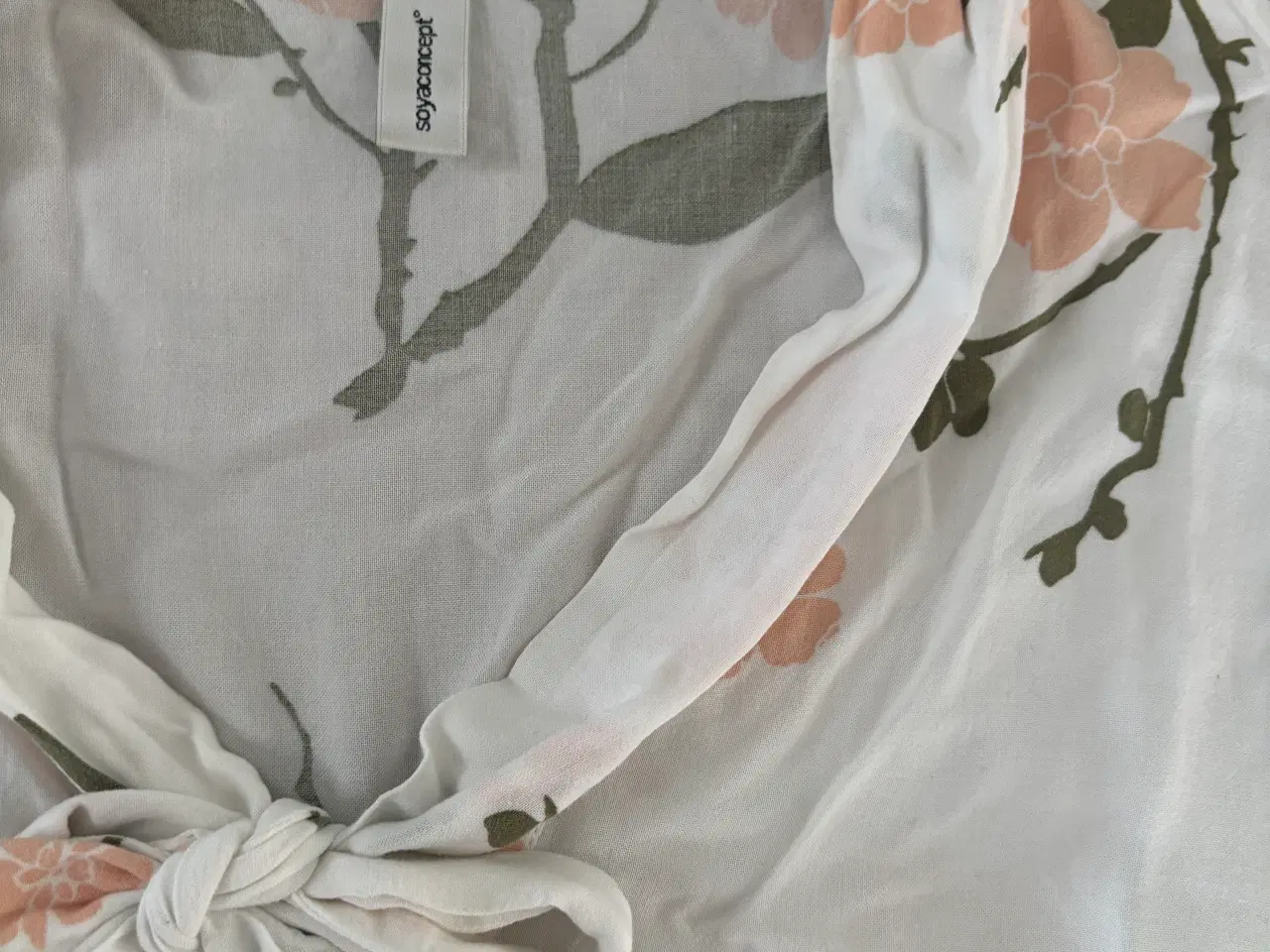 Billede 4 - Bluse hvid med mønster, str m