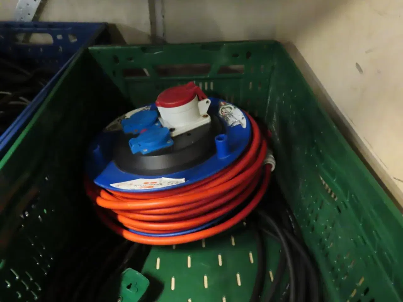 Billede 5 - Film, ledninger samt kabelskinner