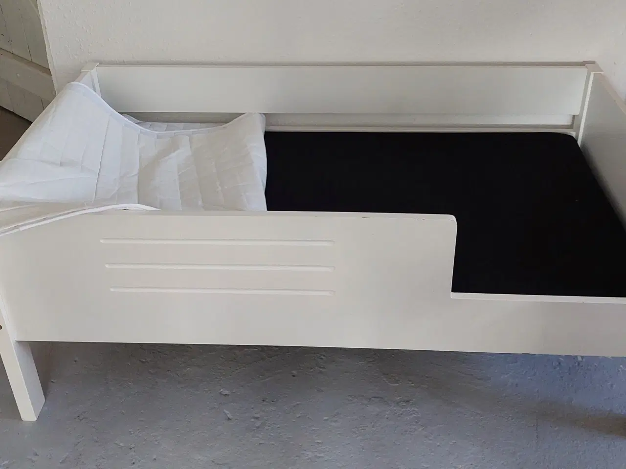 Billede 1 - Juniorseng velholdt med madras