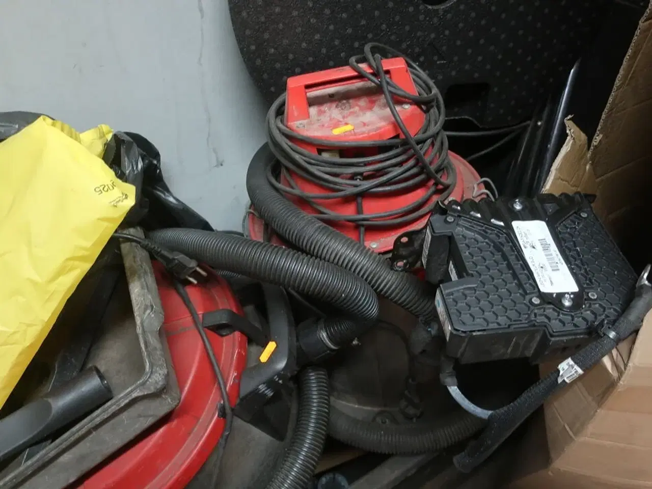 Billede 3 - Reol med indhold samt støvsugere