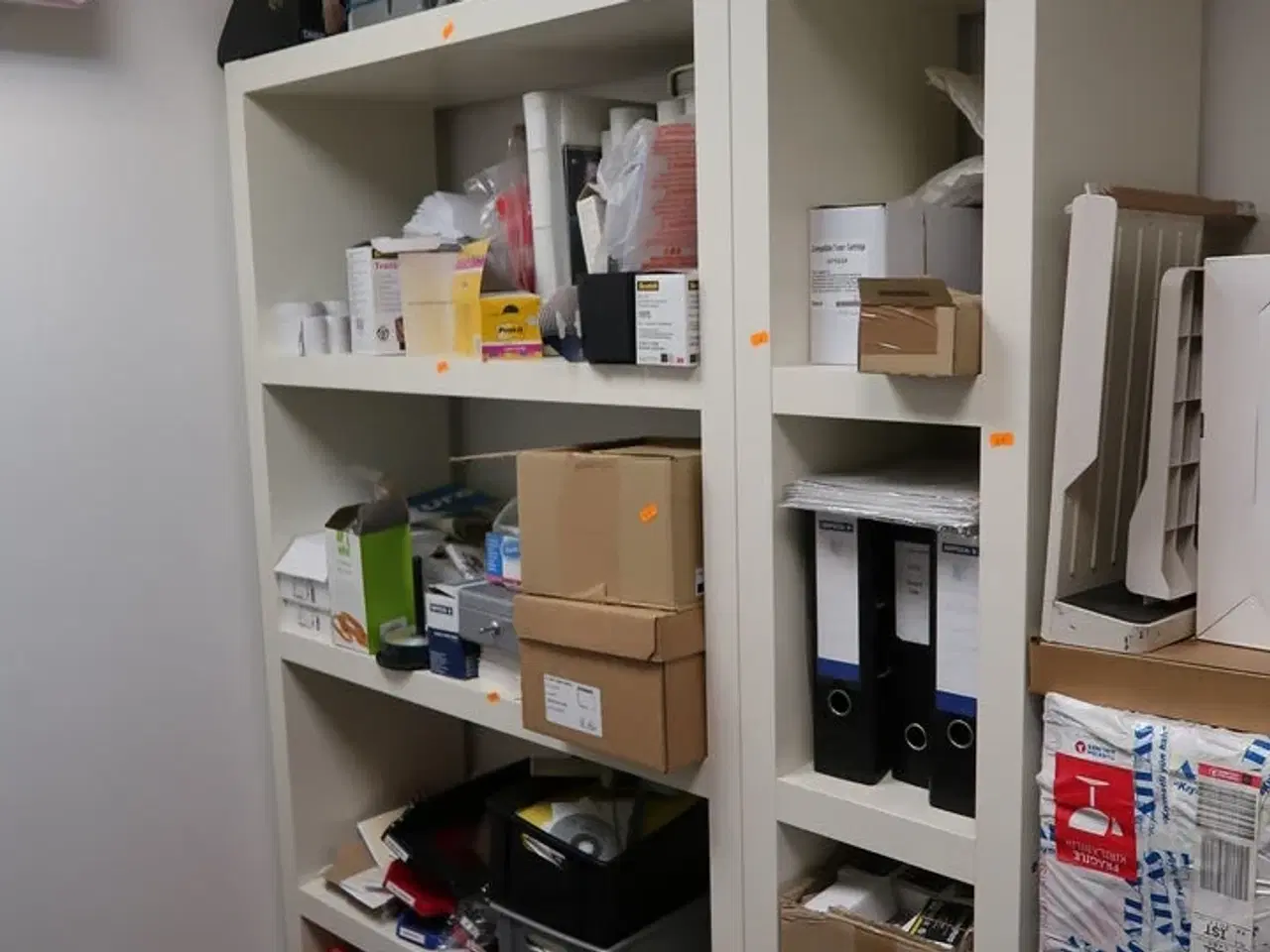 Billede 2 - Reol med div. Kontorartikler m.m.