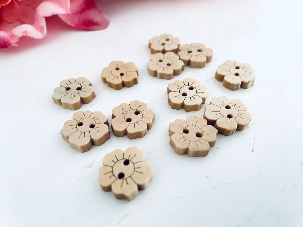 Billede 6 - Knapper blomster i træ 12 stk.