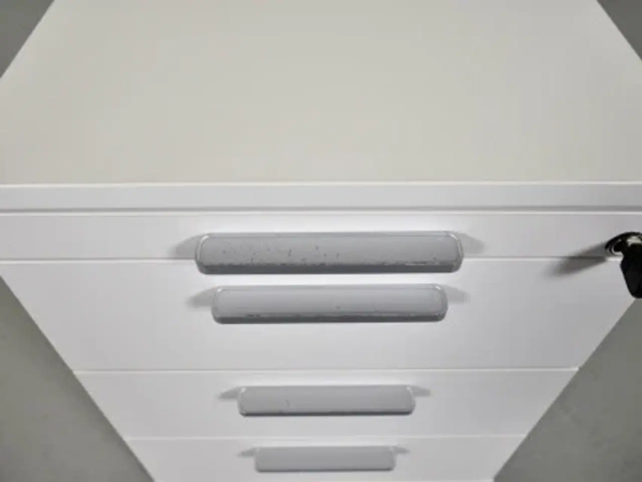 Billede 10 - Hvid skuffekassette med fire skuffer og lås