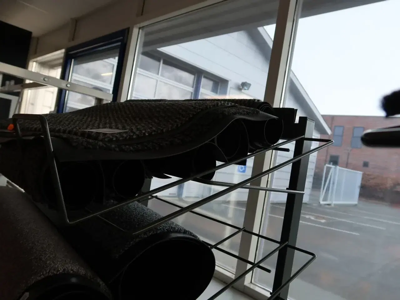 Billede 3 - Hylde med dørmåtter