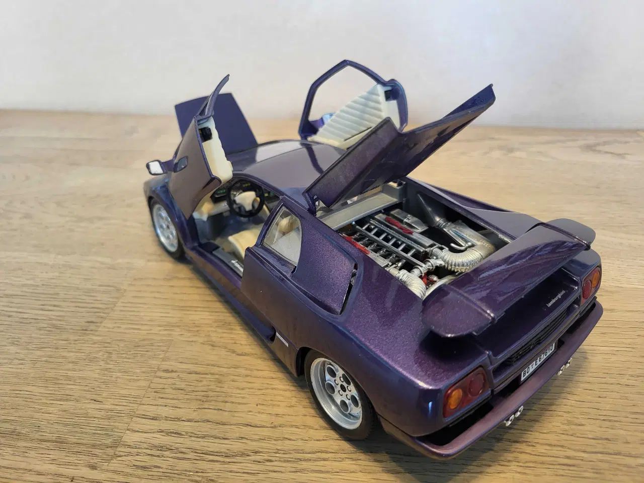 Billede 3 - Modelbil: Lamborghini Diablo 1990.  Skala 1/18.