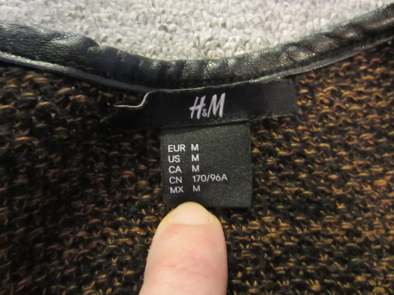 Billede 3 - Brun trøje med lynlås i str. M fra H&M