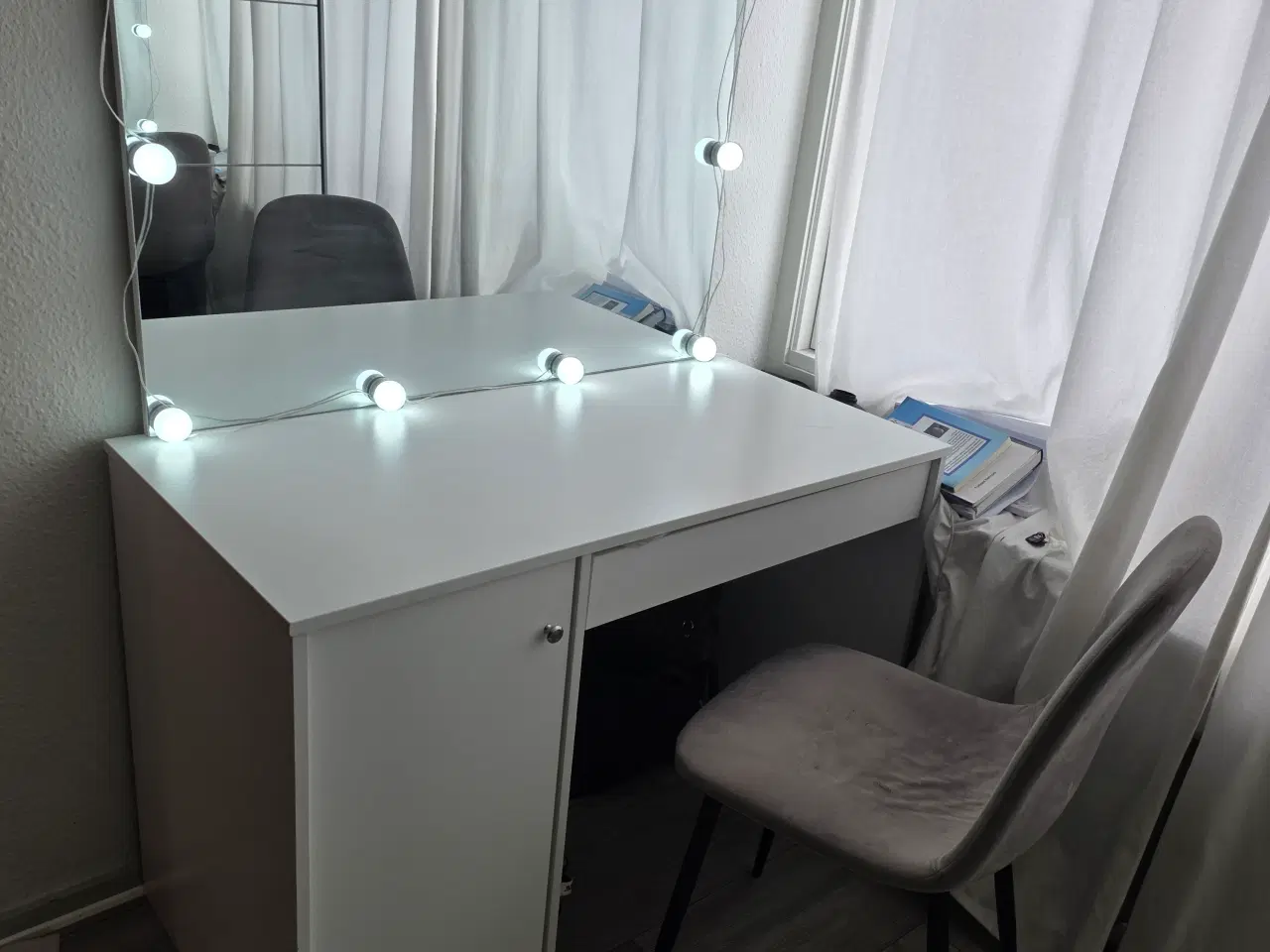 Billede 1 - Sminkebord med LED lys hvid