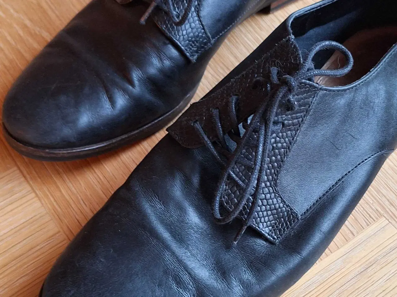 Billede 2 - Sort snøresko 