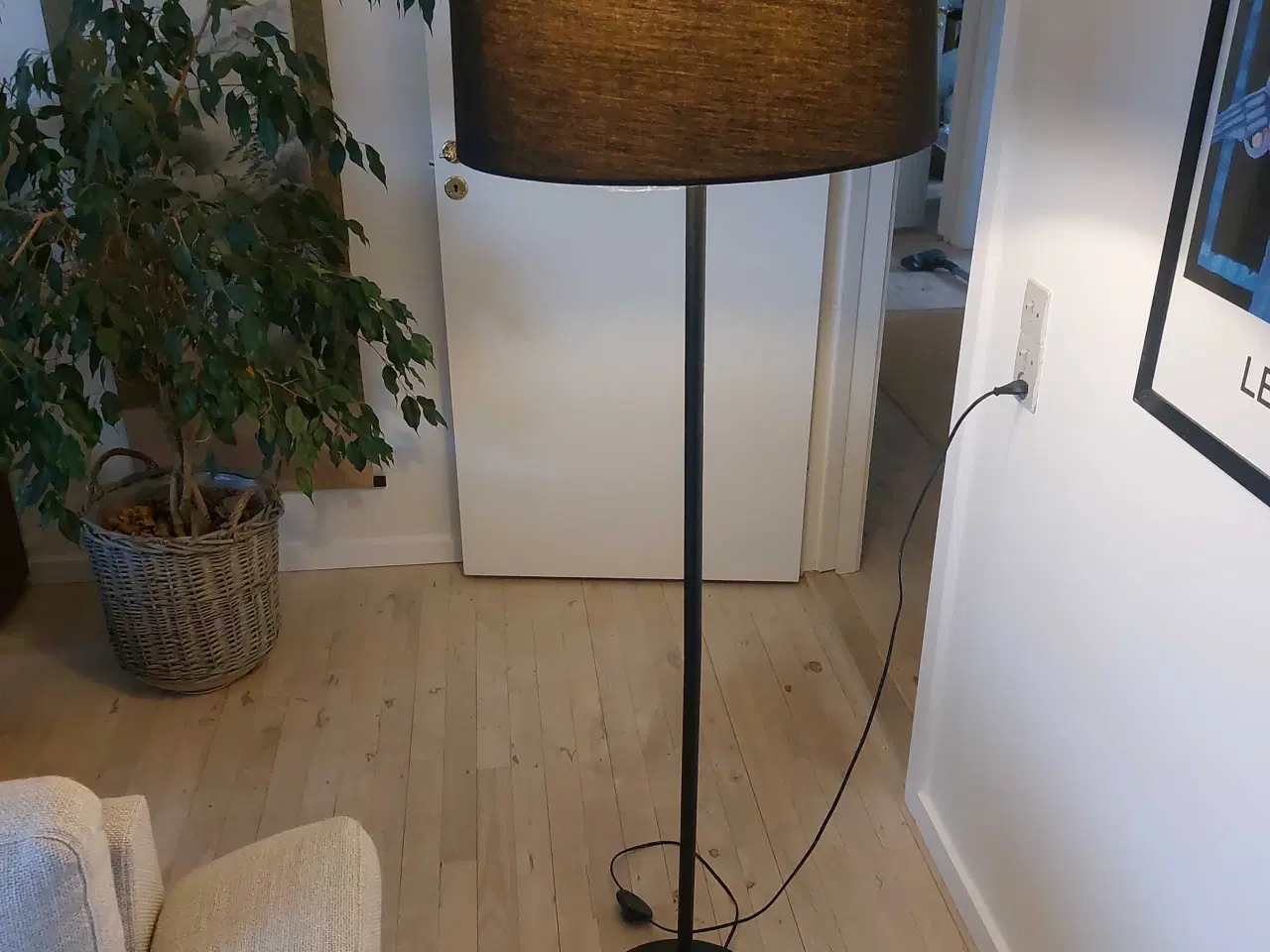 Billede 2 - Standerlampe. Sort