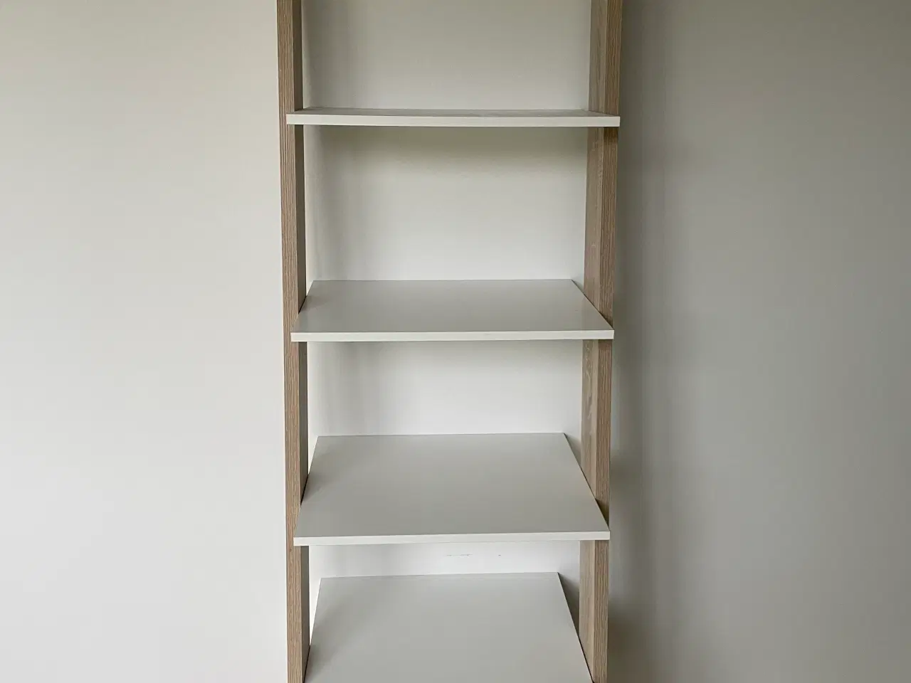 Billede 2 - Reol med hylder og skuffe