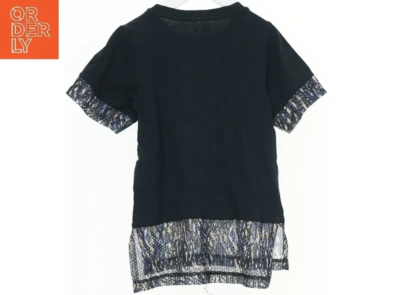 Billede 2 - Sort T-shirt med mønsterdetaljer fra Hummel (str. 116)