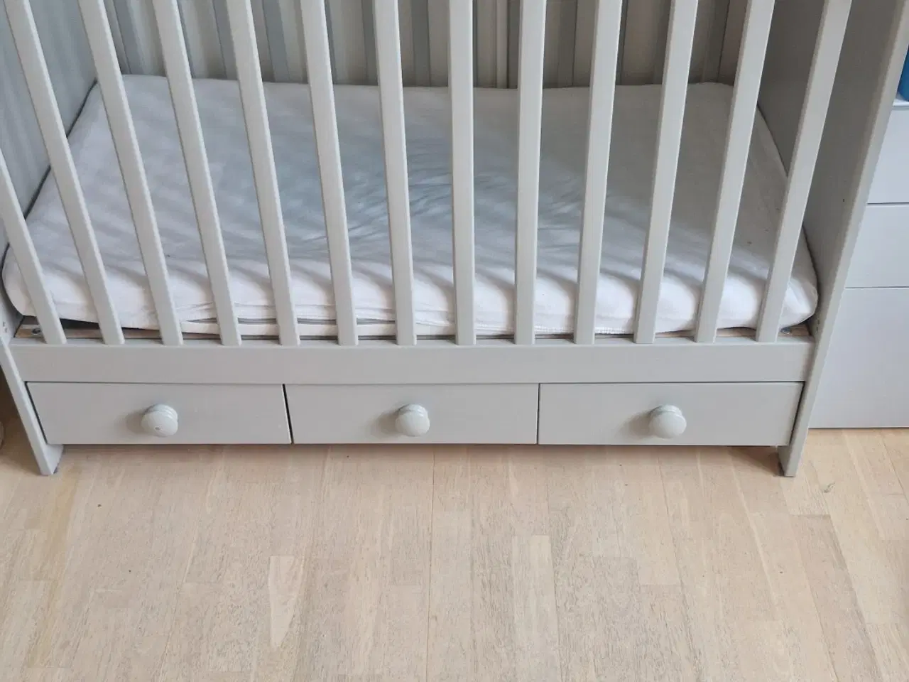 Billede 1 - Tremmeseng med tre skuffer