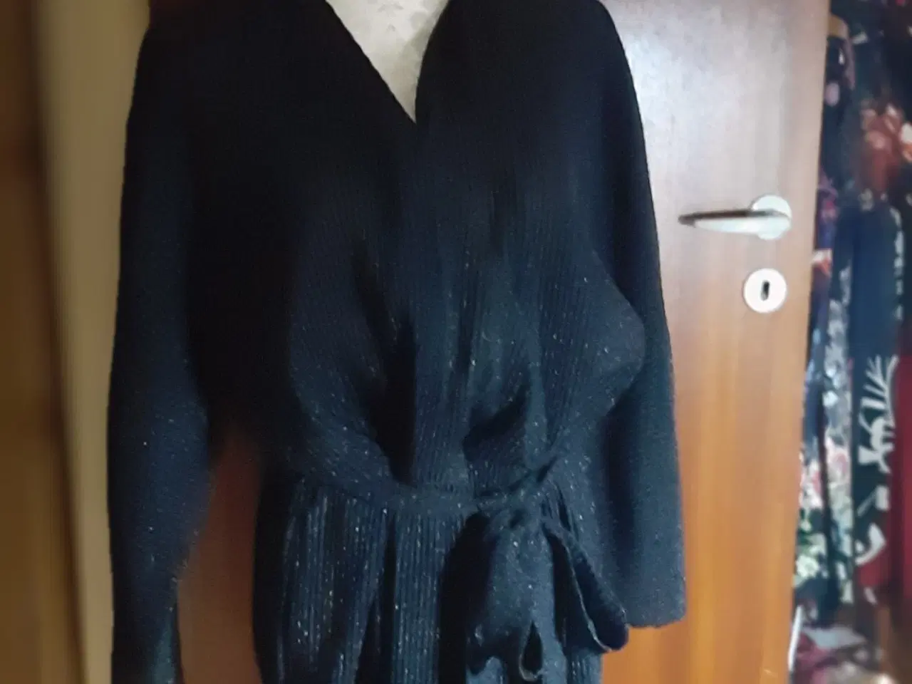 Billede 1 - Kjole med wrap i fronten.lange ærmer/ str: XL-HM