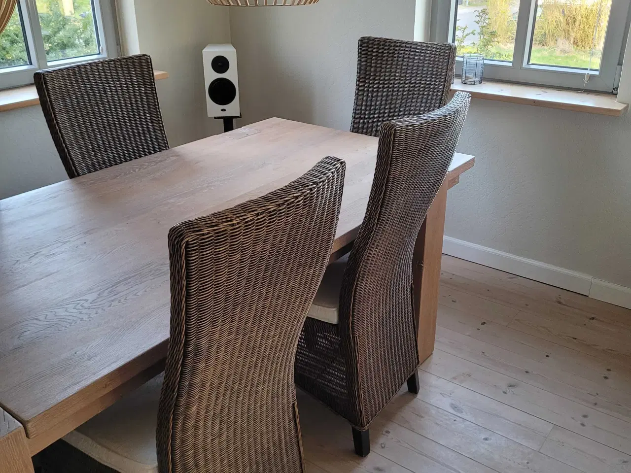 Billede 3 - Rustikke spisebordstole i brun flet