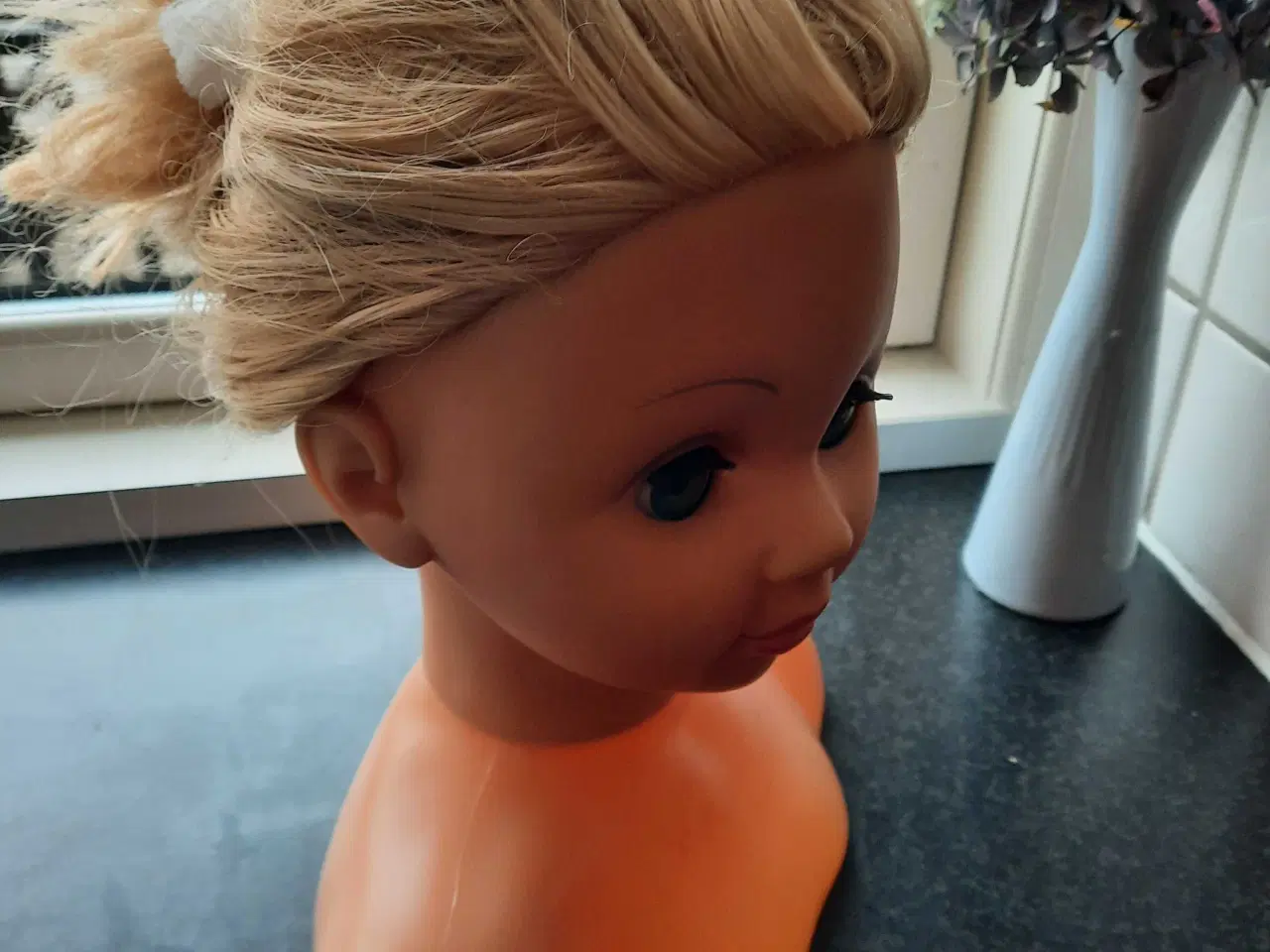 Billede 3 - Sminkehoved /frisør