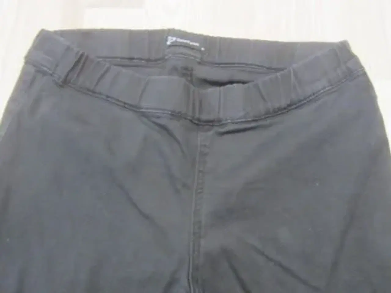 Billede 3 - Str. M, elastiske sorte bukser