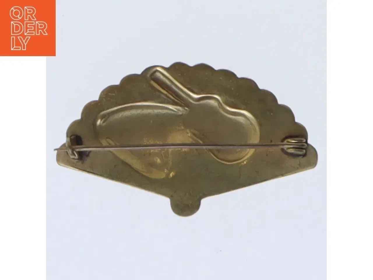 Billede 2 - vifte formet broche med guitar og dame (str. 4,5 cm)