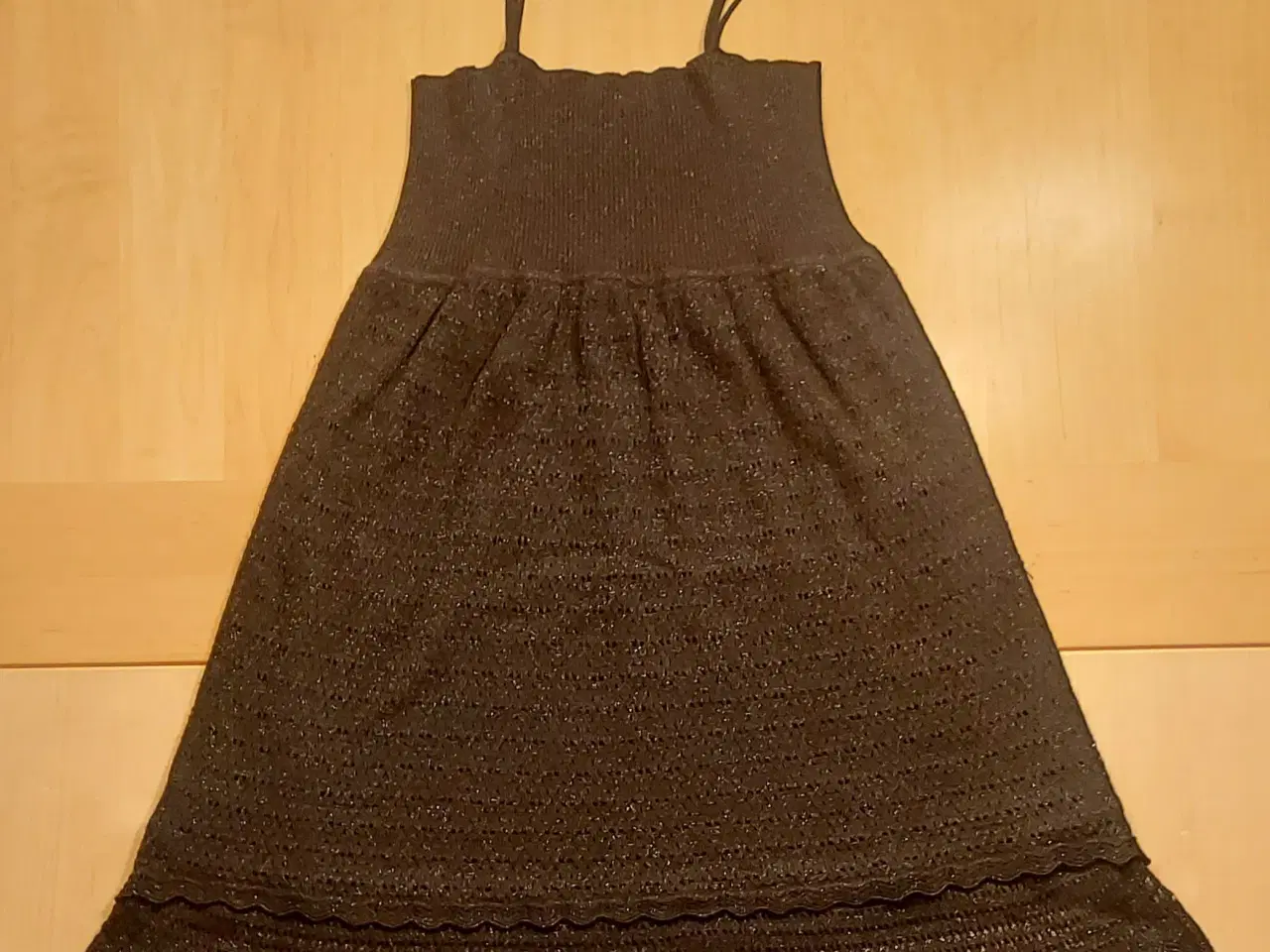 Billede 2 - Sort glitrende kjole med spaghetti stropper sælges