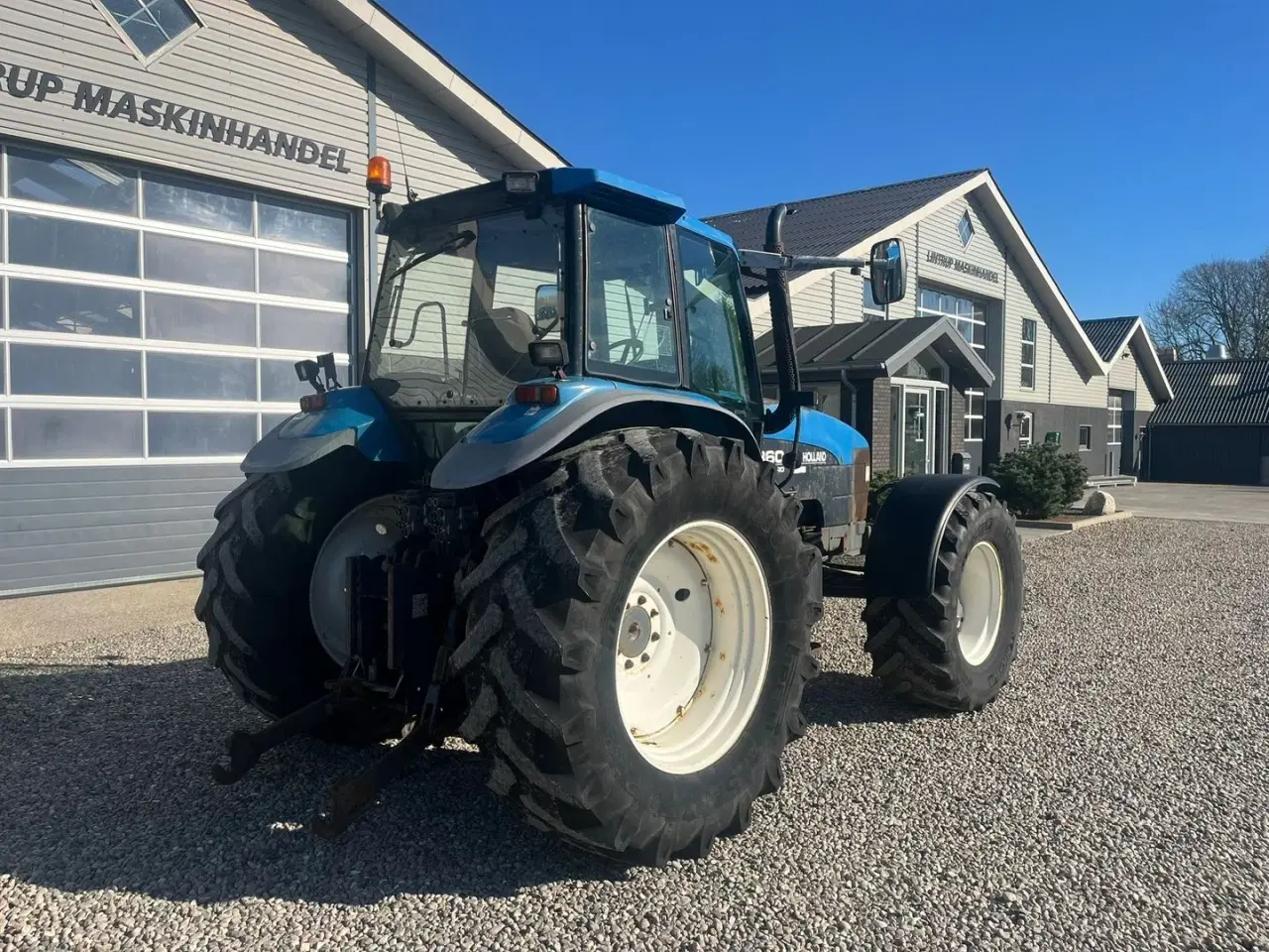 Billede 13 - New Holland 8360 med 4stk fabriksnye dæk til.  Super stærk traktor.