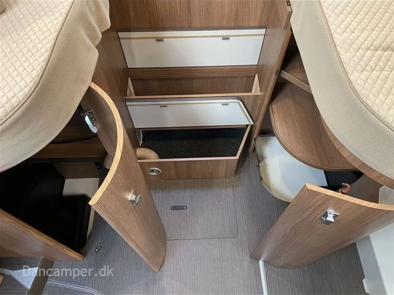 Billede 29 - 2020 - Carthago c-tourer I 144 LE   Fantastisk helintegreret autocamper. 9-trins automatgear, automatisk klimanlæg i førehuse, Multimediasystem inkl. navigation og DAB+