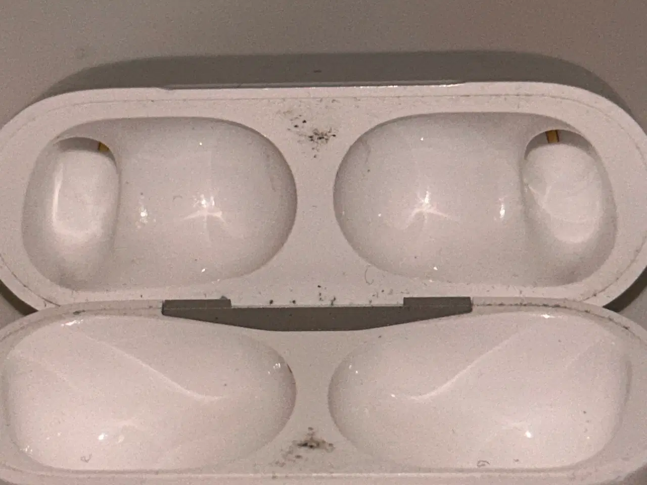 Billede 1 - AirPods Pro 2 etui – vandskadet / defekt (til rese