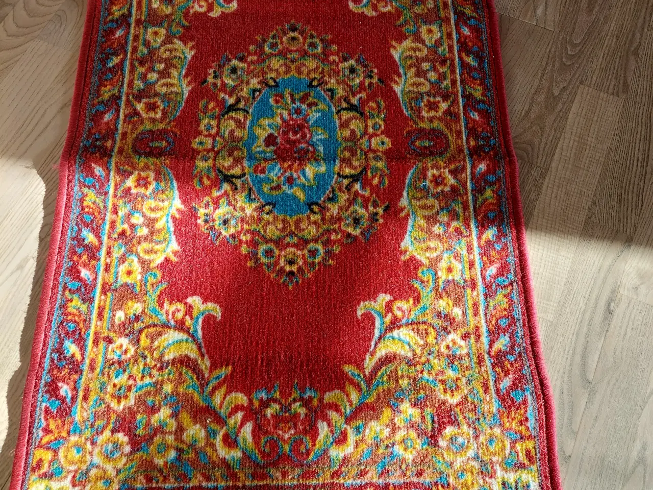 Billede 1 - Tæppe Løber Nyt 60Bx100L Rød/Blå/Gullige Farver