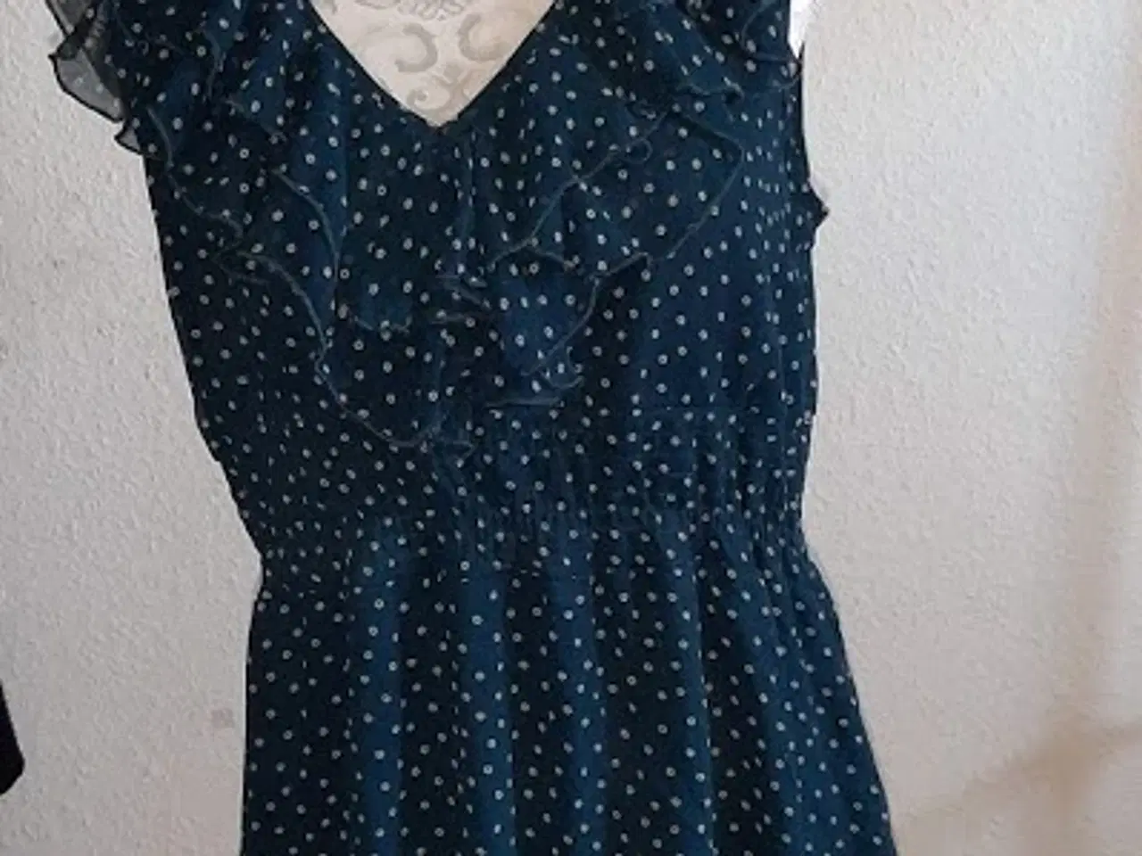 Billede 1 - Skøn kjole i Navy blå.m. mocca farvede prikker/M