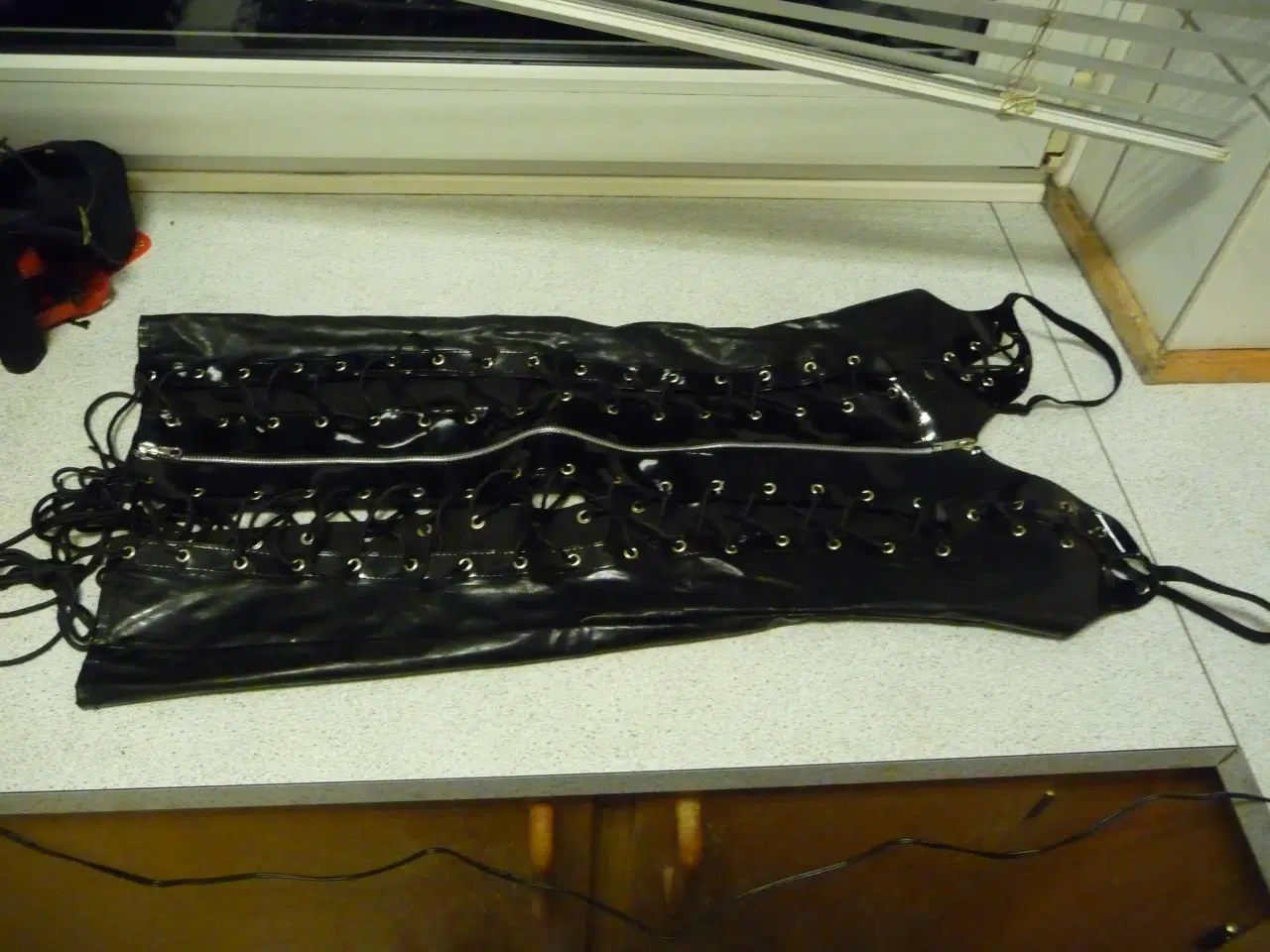 Billede 2 - sort lak kjole med snøring str S