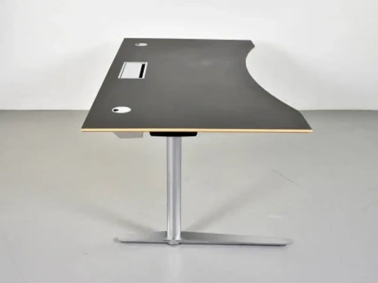 Billede 4 - Duba b8 hæve-/sænkebord med sort linoleum og mavebue, 200 cm.