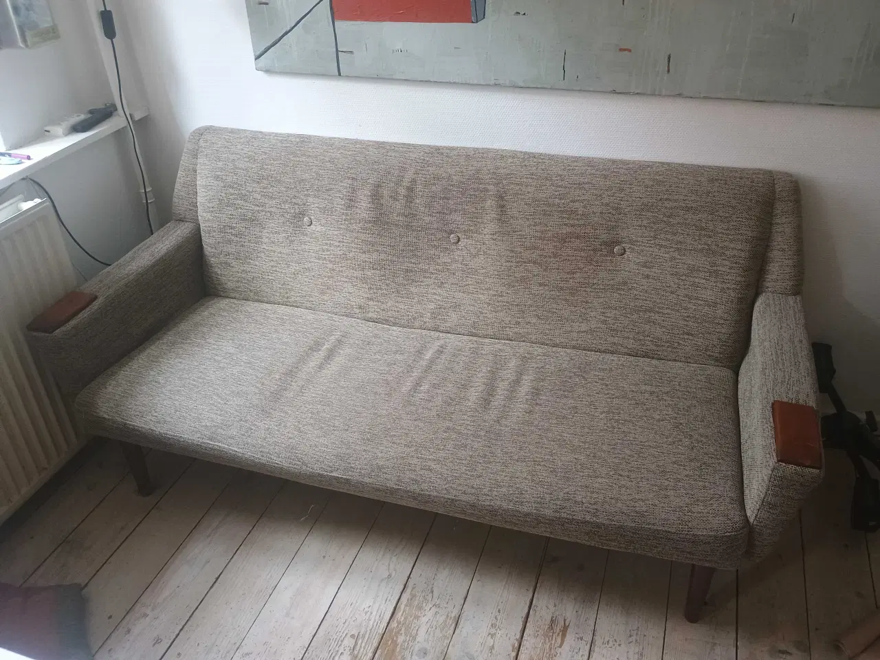 Billede 3 - Flot polstret topersoners sofa med detaljer i træ 