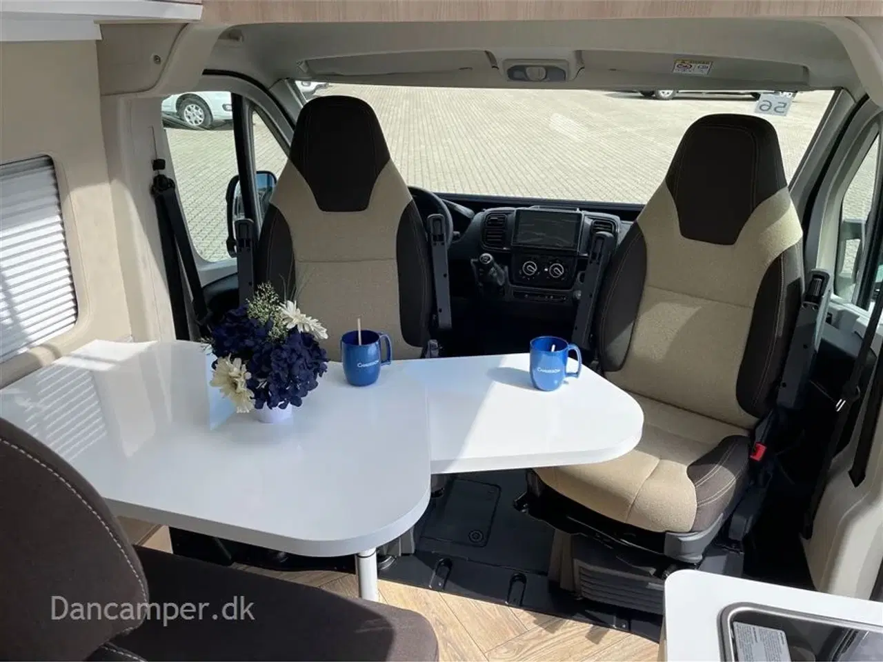 Billede 12 - 2024 - Chausson First Line V594 MAX   Nedsat med kr. 62.800,- Super spændende van med to dobbeltsenge på tværs i køjesystem. 2,2, L motor , 140 HK, solcelle og markise m.m.