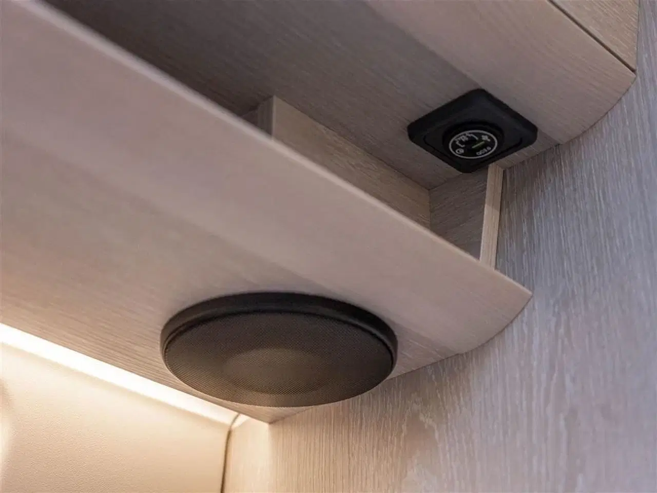 Billede 23 - 2026 - Tourne 6.4 Cruise aut. gear - Black   Den originale Tourne med langsgående senge