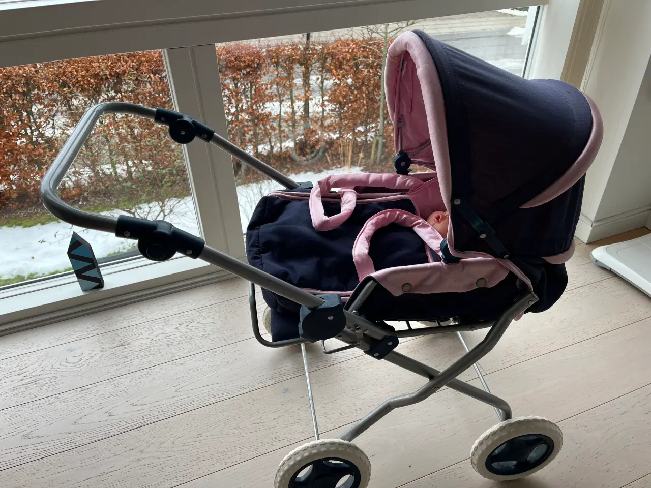 Billede 2 - Sød dukkevogn i mørkeblå/lyserød