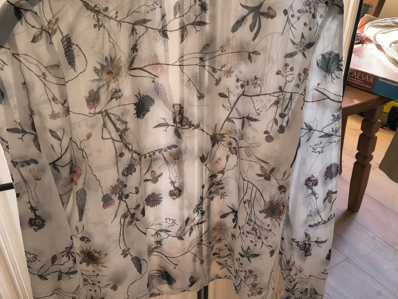 Billede 3 - Transpareent bluse med mønster