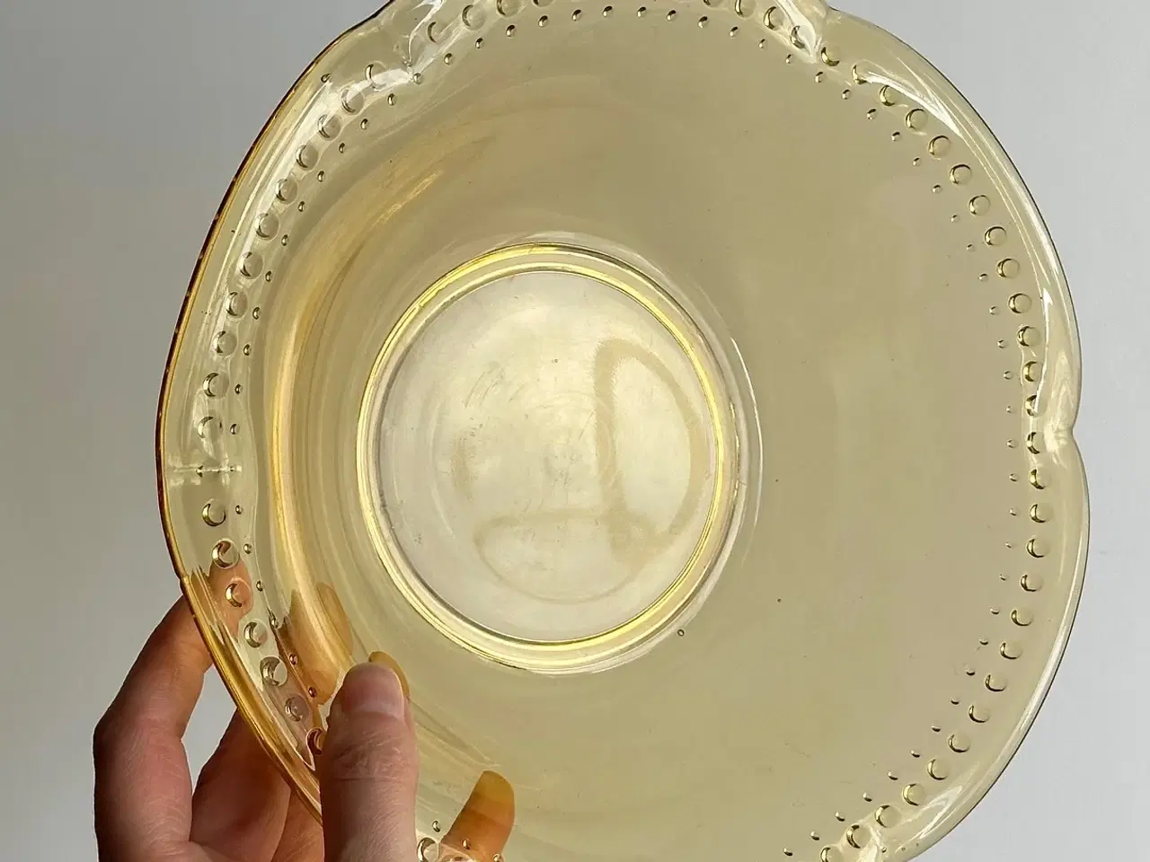 Billede 4 - Ravfarvet glas, serveringsskål, prikket kant