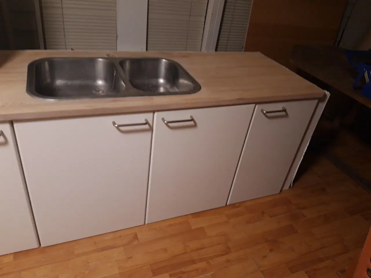 Billede 4 - Ældre køkken med nyere hvide låger sælges