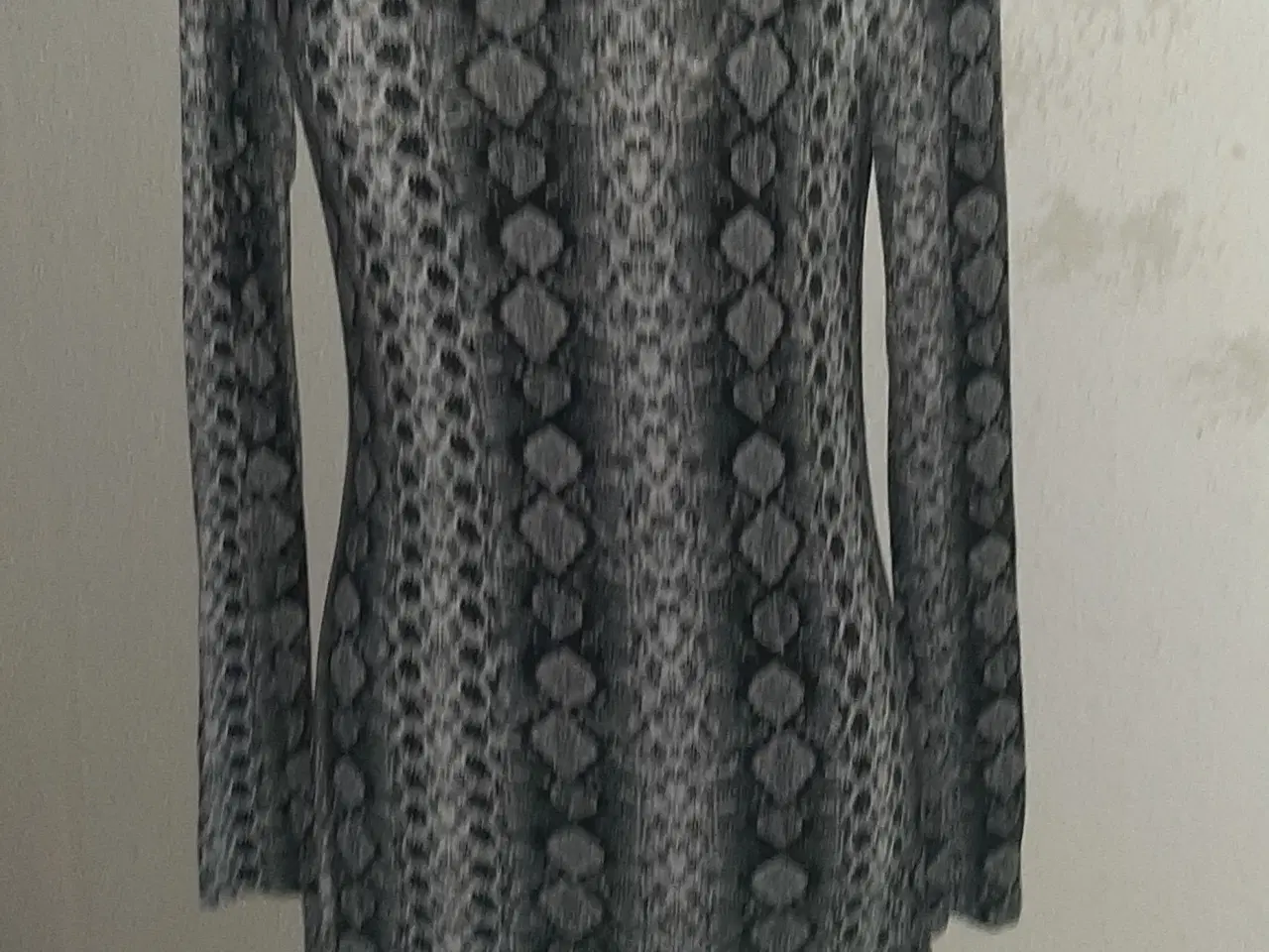 Billede 4 - Kjole-Bodycoon. Med snakeprint/Størrelse : Medium