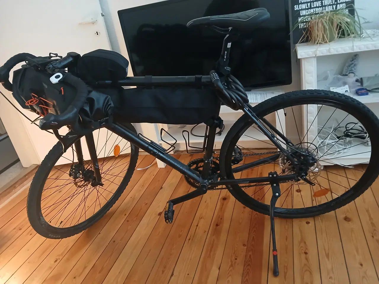 Billede 2 - 28" Cross cykel 14 gear 57 cm matsort +extraudstyr
