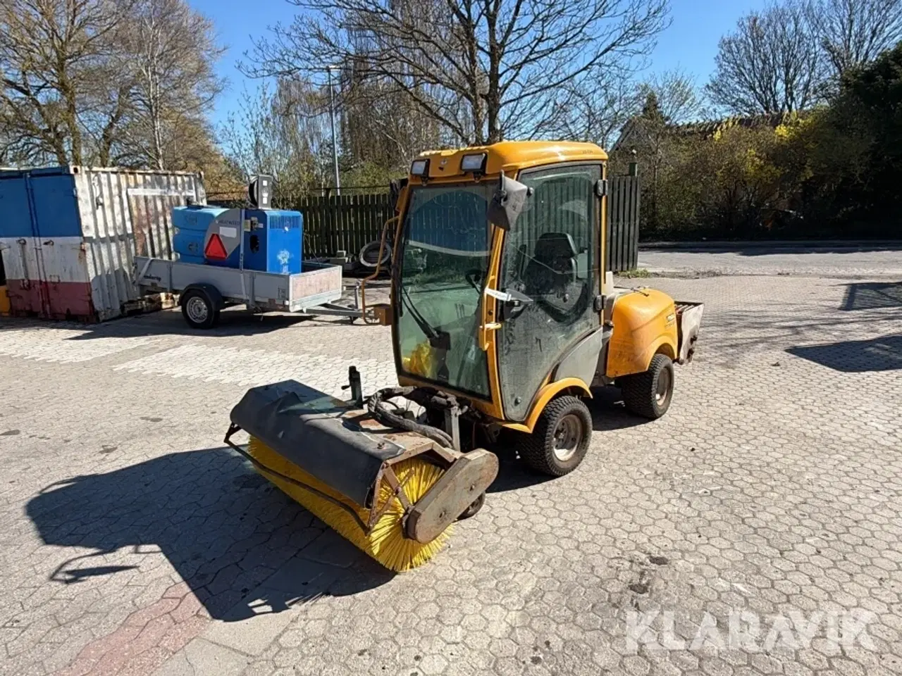 Billede 1 - Redskabsbærer Stiga Titan 26H med kost saltudlægger og klippebord