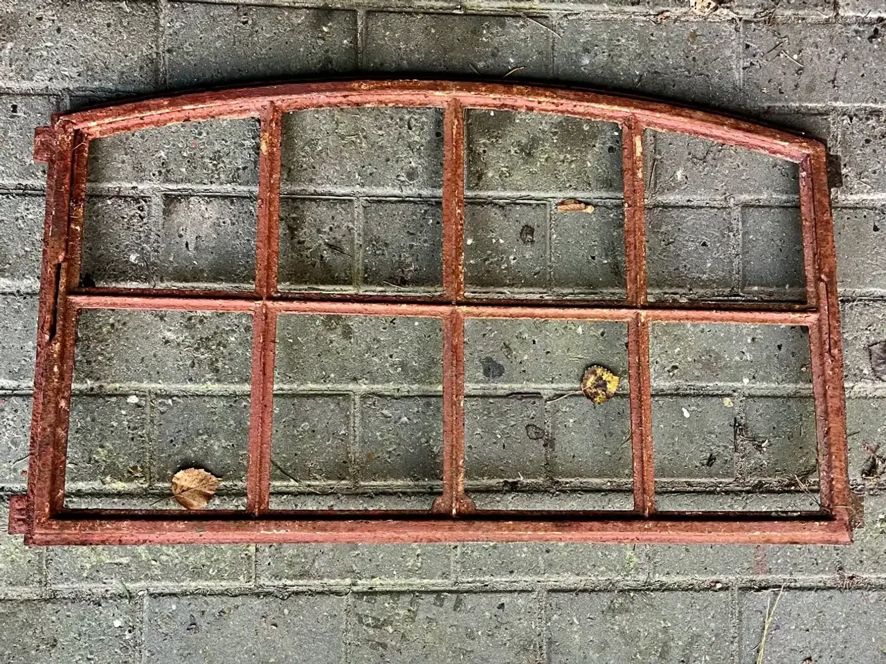 Billede 1 - Staldvindued i støbejern sælges