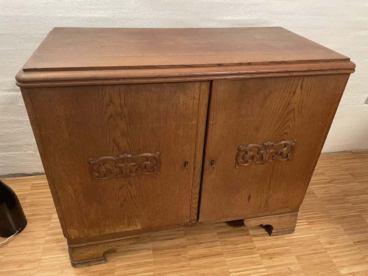 Billede 1 - Skænk med fine detaljer