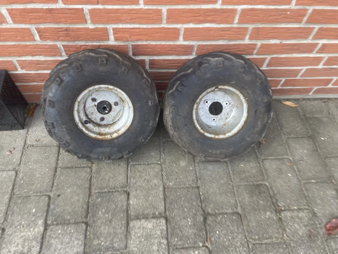 Billede 2 - Sælger de her 2 stk dæk med fælge for ATV 200/5