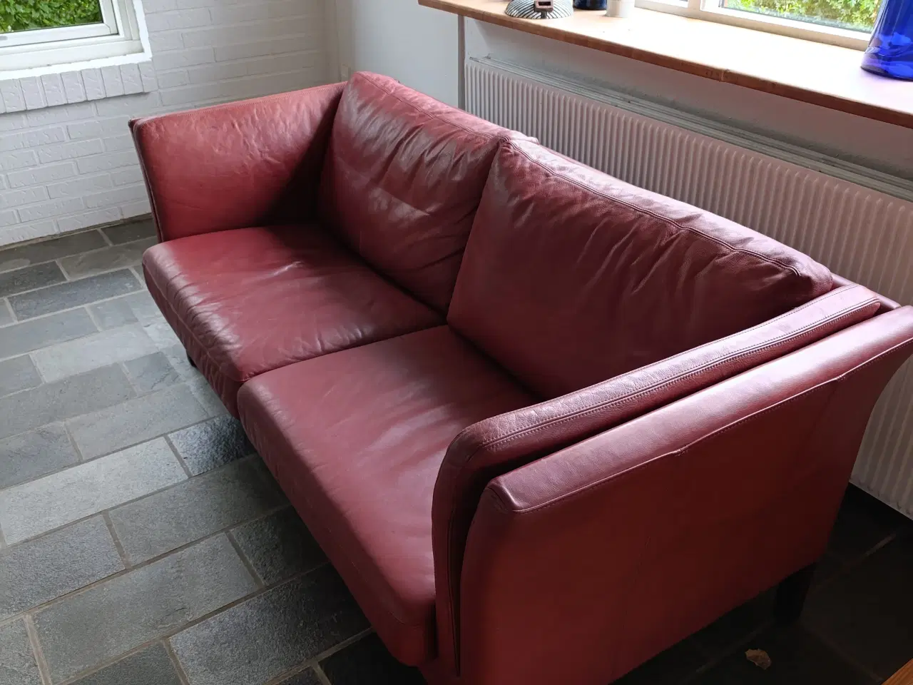 Billede 3 - Sofa i mørkerødt læder 